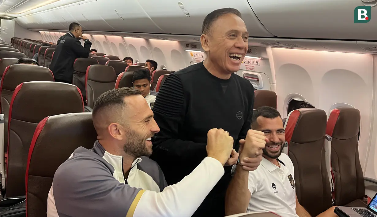 Dua pemain naturalisasi, Ilija Spasojevic (kiri) yang melakukan comeback bersama Timnas Garuda dan Jordi Amat yang melakukan debut bersama Timnas Indonesia yang sedang menganalisa video pertandingan tampak dihampiri oleh ketua Umum PSSI, Mochamad Iriawan. (Bola.com/Zulfirdaus Harahap)