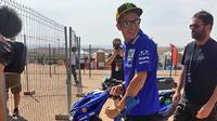 Pebalap Movistar Yamaha, Valentino Rossi, sudah tiba di Sirkuit Aragon meski masih menggunakan bantuan tongkat untuk berjalan. (dok. MotoGP)