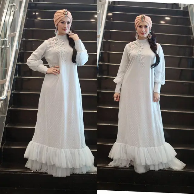 6 Potret Iis Dahlia Dalam Busana Muslim dan Turban Ini Jadi Sorotan