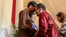 Presiden Jokowi (kiri) menerima  anggota Komisi III DPR Ruhut Sitompul saat halal bihalal di Istana Negara, Jakarta, Rabu (22/7). Acara tersebut dihadiri sejumlah menteri kabinet kerja dan pimpinan lembaga negara. (Liputan6.com/Faizal Fanani)