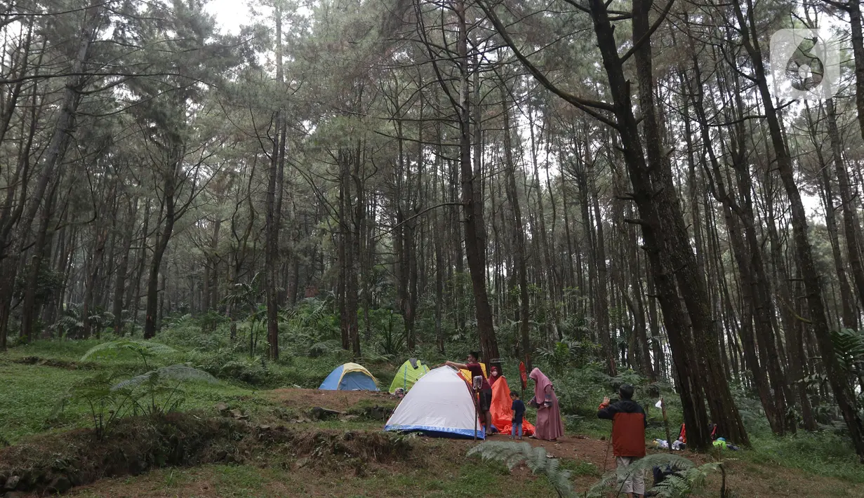 Pengunjung saat berada di lokasi perkemahan Curug Hiji, Bogor, Minggu (5/9/2021). Meski Kabupaten Bogor masih dalam masa PPKM level 3, sejumlah lokasi wisata luar ruangan mulai ramai dikunjungi pengunjung. (Liputan6.com/Helmi Fithriansyah)