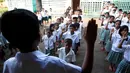 Sejumlah siswa saat mengikuti upacara di sekolah di di sebuah desa terpencil di Montalban, Rizal, Filipina, Senin (13/6). Tidak adanya fasilitas jembatan membuat para siswa mempertaruhkan keselamatannya. (REUTERS/Erik De Castro)