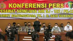 Konferensi pers terkait hasil identifikasi korban pesawat Sriwijaya Air SJ 182 di RS Polri, Kramat Jati, Jakarta, Selasa (2/3/2021). Proses identifikasi korban pesawat jatuh Sriwijaya Air SJ 182 ditutup dan telah berhasil mengidentifikasi 59 orang, dari total 62 korban. (Liputan6.com/Faizal Fanani)