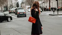 Selain desain dan pilihan tas yang banyak, kamu juga harus menyesuaikan tas dengan gayamu. (Foto: Unsplash.com/Laura Chouette)
