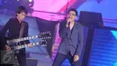 Duta (kanan) dan Eros, personel dari grup band Sheila On 7 saat beraksi di Panggung Konser Raya 22 Indosiar, Jakarta, Rabu (11/1). Indosiar menggelar pertunjukan akbar Konser Raya dengan tema Semesta Cinta Indonesia. (Liputan6.com/Helmi Afandi)