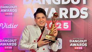 Jirayut tak dapat menyembunyikan kebahagiaannya kala menang Indonesian Dangdut Awards 2025 kategori Penyanyi Dangdut Solo Pria Terpopuler. (Foto: Dok. Instagram @jirayutdaa4official)