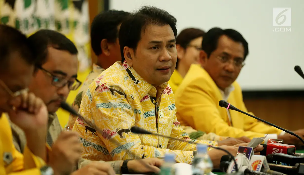 Ketua Pelaksana HUT ke-53 Partai Golkar Azis Syamsudin memberikan keterangan pers di Kantor DPP Golkar, Jakarta, Rabu (18/10). Rangkaian acara dalam rangka HUT ke-53 akan dihadiri Ketua Umum DPP Partai Golkar, Setya Novanto. (Liputan6.com/Johan Tallo)