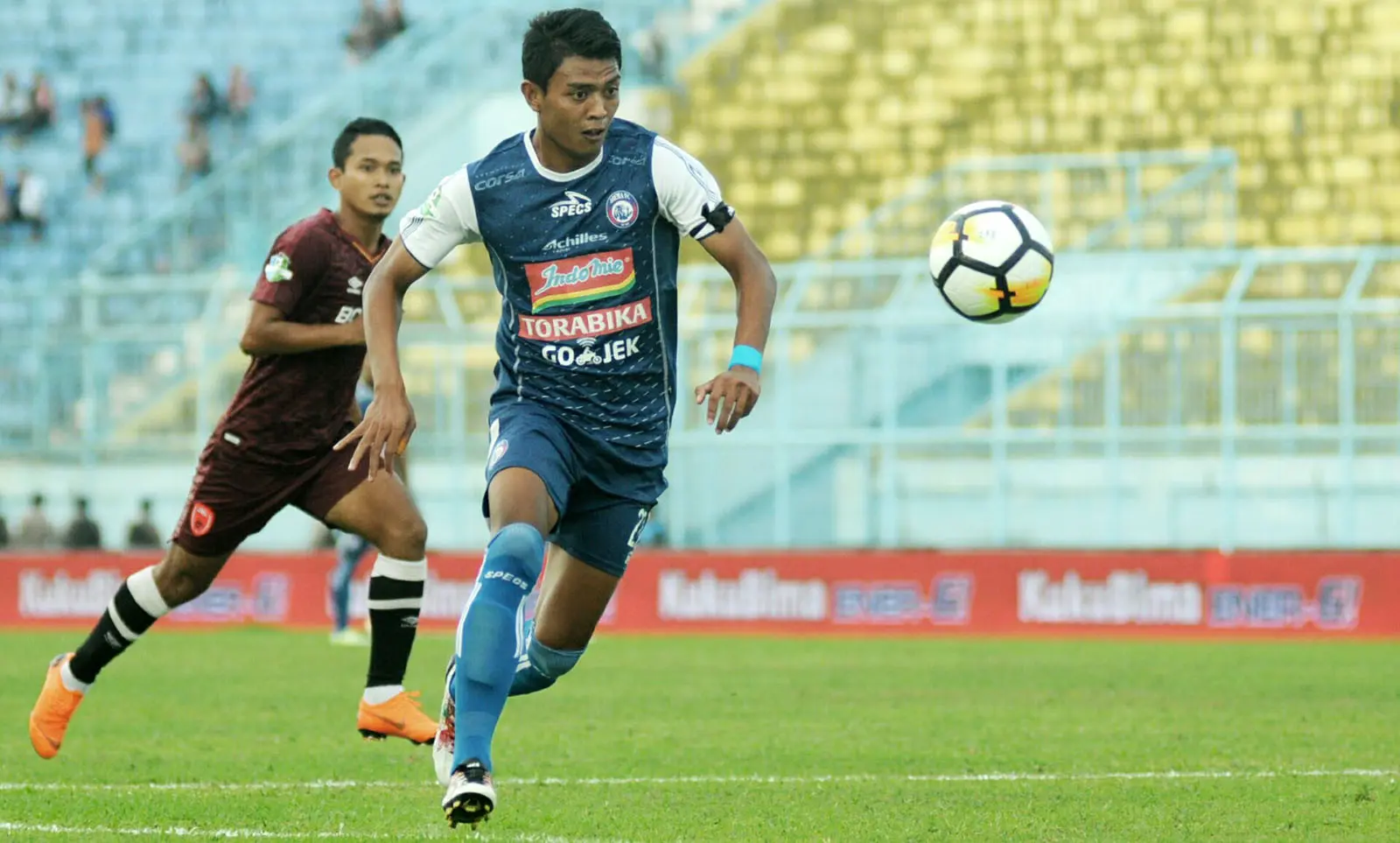 Penyerang Arema, Dedik Setiawan, mengakui kelelahan saat melawan PSM (13/5/2018). (Bola.com/Iwan Setiawan)