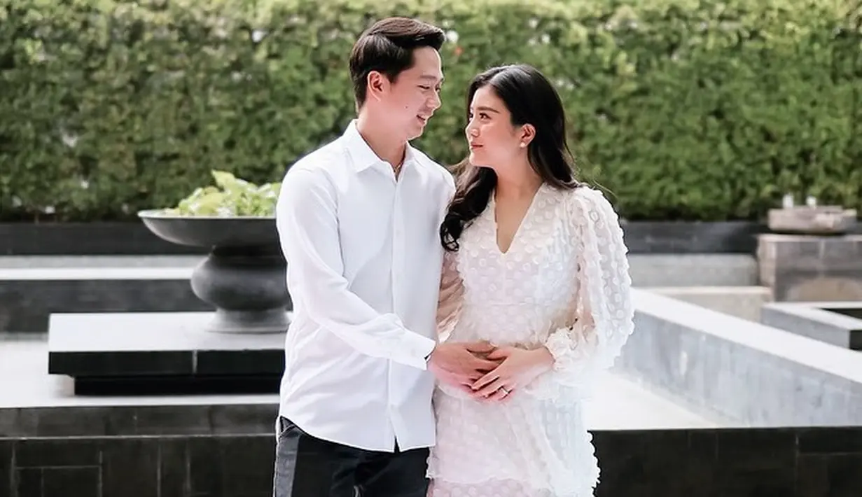 Valencia terlihat menawan dibalut tiered midi dress berwarna putih.   [Instagram/liliana_tanoesoedibjo/valenciatanoe]