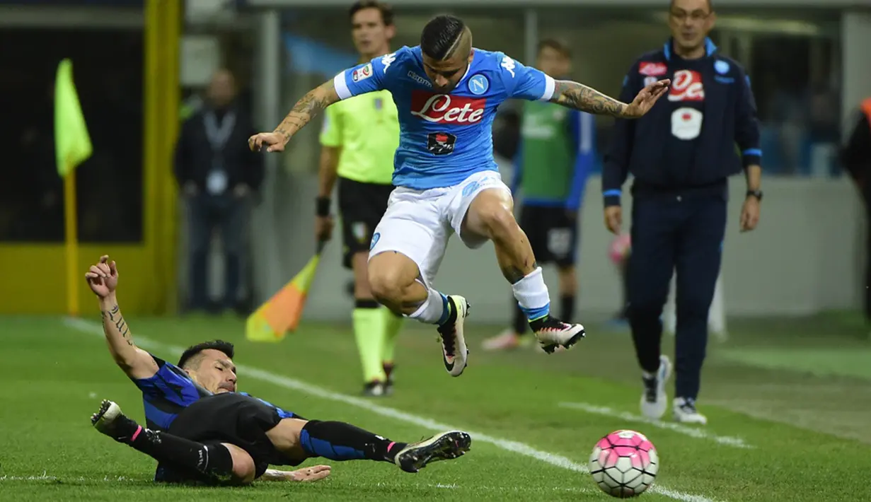 Pemain Inter Milan, Gary Medel (kiri), berusaha menghentikan laju pemain Napoli, Lorenzo Insigne, pada lanjutan Serie A Italia di Stadion Giuseppe Meazza, Milan, Minggu (17/4/2016) dini hari WIB. (AFP/Olivier Morin)