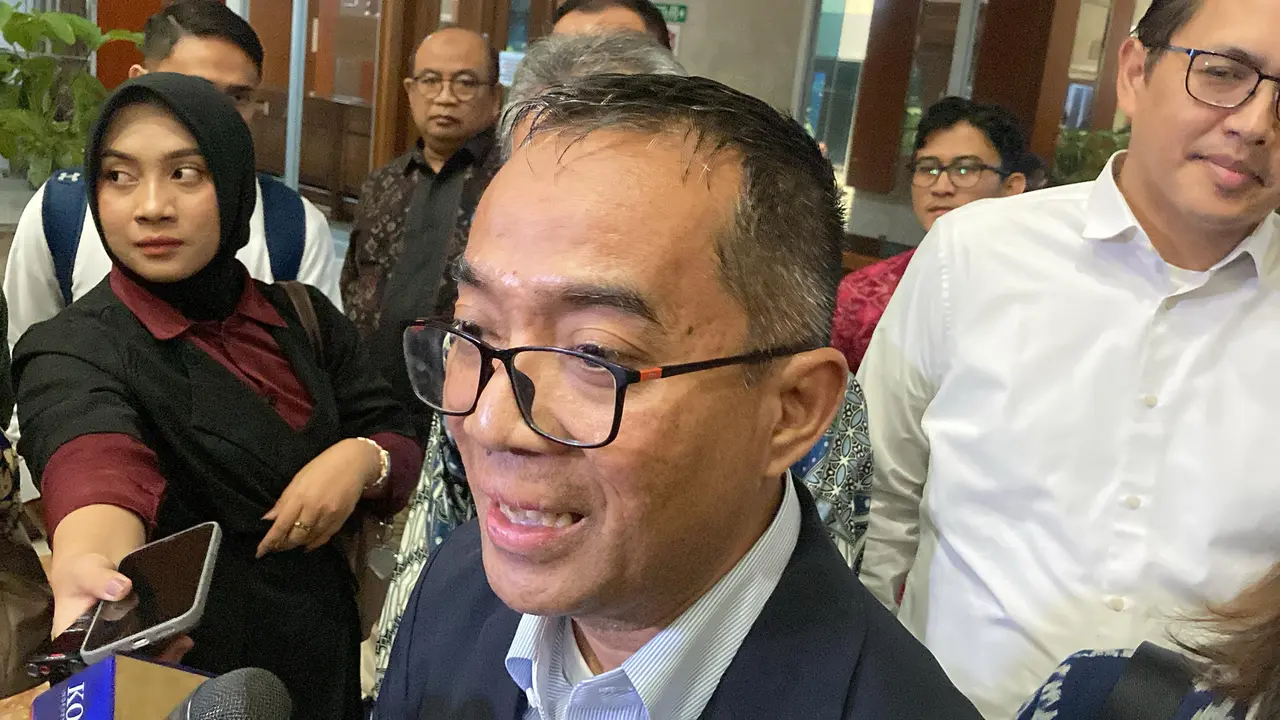 Mendikti Saintek Brian Yuliarto usai rapat bersama dengan Komisi X DPR RI di Kompleks Parlemen Senayan, Jakarta.