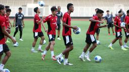 27 pemain Timnas Indonesia U-23 mengikuti sesi latihan perdana di Stadion Madya, Kompleks Gelora Bung Karno (GBK) Jakarta, Jumat (3/10/2025). (Liputan6.com/Helmi Fithriansyah)