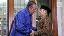 SBY tidak berada di selasar halaman depan, SBY menunggu tepat di depan ruang Perpusatakaan yang dijadikan sebagai ruang pertemuan. (Liputan6.com/Faizal Fanani)