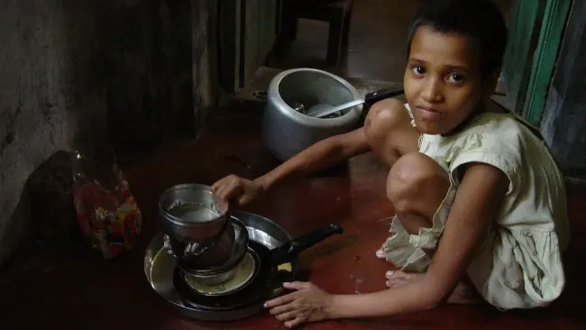 Anak sebagai pekerja rumah tangga di India. (Sumber Wikimedia Commons)