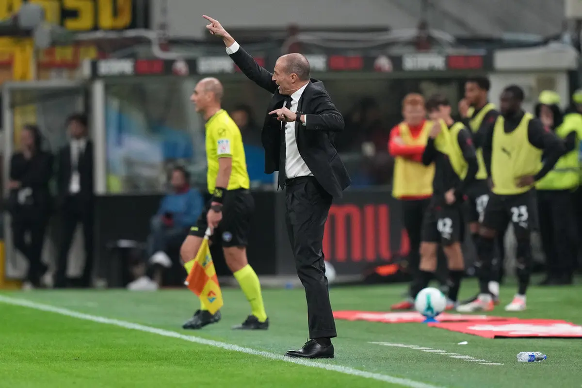 Ekspresi Massimiliano Allegri di laga AC Milan vs Pisa di giornata 8 Serie A 2025/2026 di San Siro, Sabtu (25/10/2025) dini hari WIB. (AP Photo/Antonio Calanni)