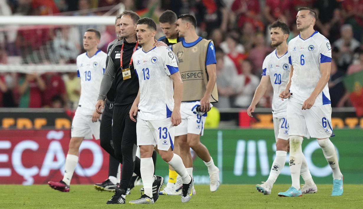 Reaksi kecewa para pemain Timnas Bosnia Herzegovina setelah dikalahkan Portugal pada laga Grup J Kualifikasi Euro 2024 di Luz Stadium, Lisbon, Portugal, Minggu (18/6/2023) dini hari WIB. (AP Photo/Armando Franca)