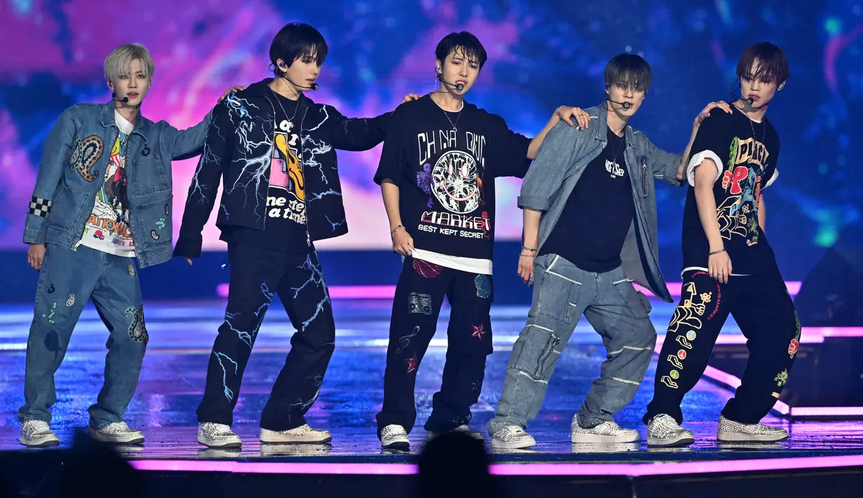 <p>Grup K-pop Korea Selatan NCT Dream tampil selama konser K-pop sebagai bagian dari Seoul Festa 2022 di stadion Jamsil di Seoul (10/8/2022). Upacara pembukaan akan menampilkan pertunjukan oleh bintang dunia Rain dan NCT Dream, serta bintang K-pop lainnya. (AFP/Jung Yeon-je)</p>