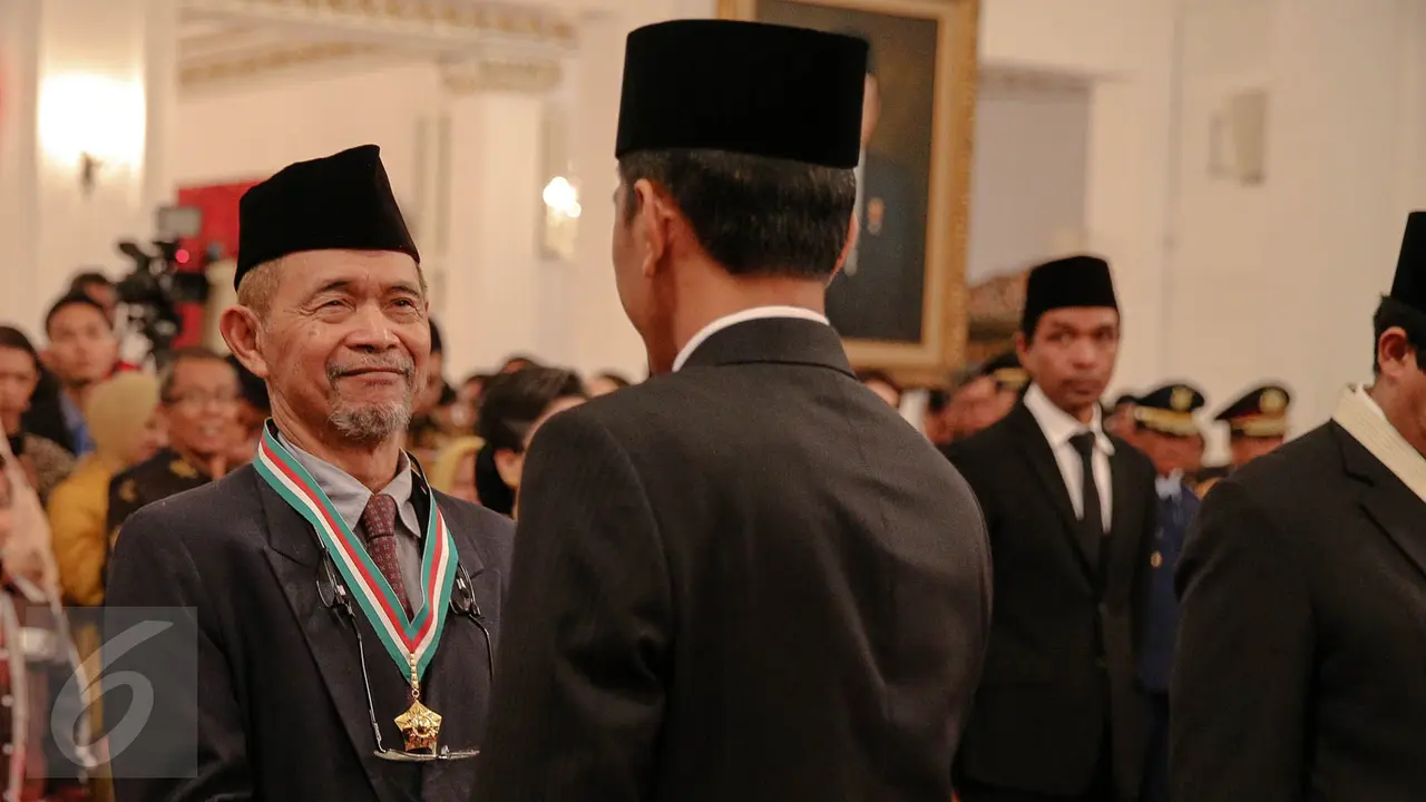 20150813-46 Tokoh Nasional Dapat Tanda Kehormatan dari Jokowi-Jakarta