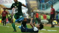 Ahmad Alfarizi terlalu semangat bermain melawan Persebaya di Stadion Kanjuruhan, Malang (6/10/2018). (Bola.com/Iwan Setiawan)