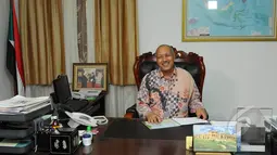 Abd Al Rahim Al Siddig menerima Liputan6.com di ruang kerjanya, Jakarta, Senin (23/3/2015). Kepada Liputan6.com Abd Al Rahim Al Siddig menceritakan banyak hal tentang kerjasama Sudan dengan Indonesia.(Liputan6.com/Herman Zakharia)