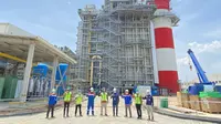 Direktur Utama PT Pertamina Power Indonesia Dannif Danusaputro memberikan cinderamata kepada Ketua Tim Kunker Spesifik Komisi VII DPR RI Eddy Soeparno di lokasi pembangunan PLTGU Jawa-1, Karawang, Jawa Barat.