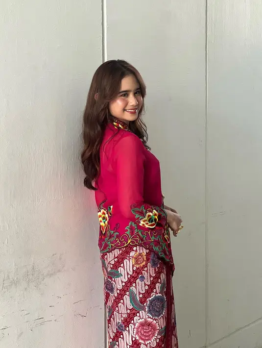 Tissa Biani juga tampil memukau di Istana Berkebaya. Ia memilih kebaya bernuansa merah keunguan yang cantik, dipadukan dengan kain batik bernuansa senada. [Foto: Instagram/tissabiani]