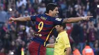 Penyerang Barcelona, Luis Suarez, merayakan gol ke gawang Villarreal pada laga di Camp Nou, Minggu (8/11/2015). (AFP PHOTO / Josep Lago)
