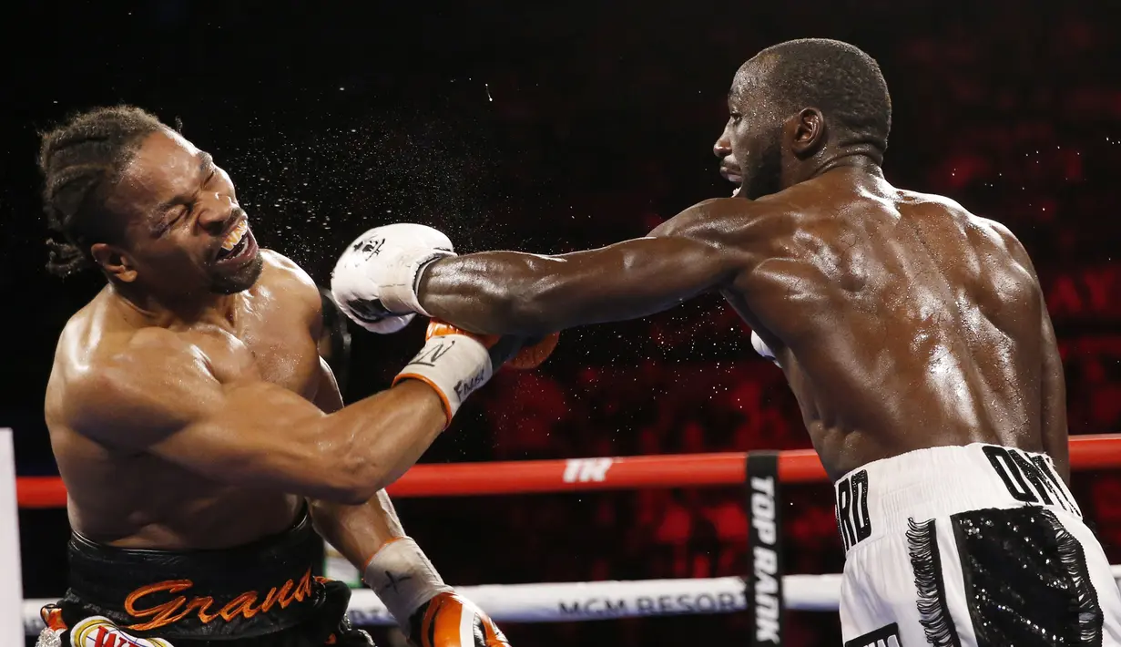 Terence Crawford (kanan) memukul Shawn Porter pada pertandingan tinju perebutan gelar juara dunia kelas welter WBO di Las Vegas, Amerika Serikat, 20 November 2021. Terence Crawford menang TKO pada ronde 10. (AP Photo/Chase Stevens)