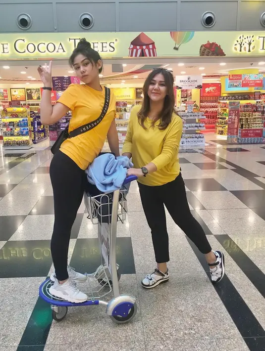 Lihat betapa lucu dan kompaknya Sissy dan Sasha, mereka tampil cantik dengan mengenakan busana warna kuning yang dipadu dengan celana warna hitam. (Foto: instagram.com/sysiio)