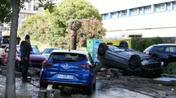 Sejumlah mobil yang tersapu akibat banjir yang melanda Kota Ajaccio di Prancis (11/6/2020). Bencana tersebut mengakibatkan sekitar 200 orang terpaksa mengungsi ke tempat aman setelah banjir bandang memporak-porandakan Kota Ajaccio. (AFP/Pascal POCHARD-CASABIANCA)