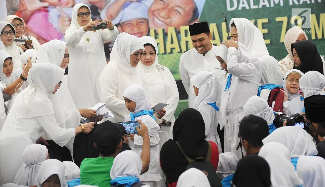 Ketum Muslimat NU Khofifah Indar Parawansa memberi santunan kepada anak yatim saat menggelar doa bersama di Jakarta, Sabtu (26/1). Acara ini rangkaian peringatan Harlah ke-73 Muslimat NU. (Liputan6.com/Herman Zakharia) (Liputan6.com/Herman Zakharia)