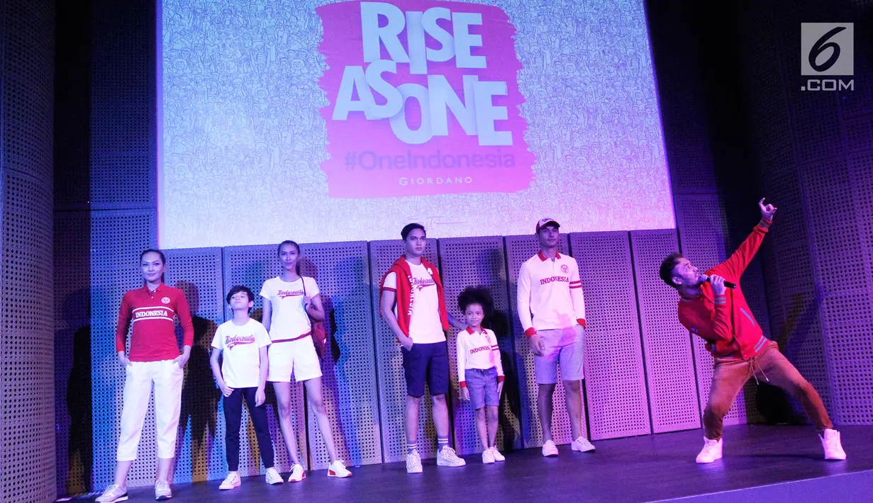 Model menampilkan koleksi pakaian Giordano terbaru pada peluncuran koleksi pakaian terbaru bertema #oneINDONESIA di Jakarta, Kamis (9/8). Pakaian yang didominasi warna merah diluncurkan untuk memeriahkan Asian Games ke-18. (Liputan6.com/HO/Dodi)