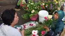 Pedagang dan pembeli bertransaksi bunga untuk hiasan Lebaran di Pasar Peterongan Semarang, Kamis (14/6). Bunga sedap malam menjadi salah satu yang paling digemari warga untuk menghias rumah dalam merayakan Lebaran. (Liputan6.com/Gholib)