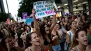 Ribuan orang menggelar protes pelarangan aborsi di Rio de Janeiro, Brasil (13/11). Sebagian dari mereka juga melakukan aksi telanjang dada sebagai bentuk protes terhadap larangan aborsi. (AFP Photo/Mauro Pimentel)
