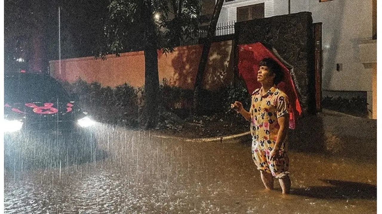 6 Potret Rumah Baru Atta Halilintar Terkena Banjir, Mobil Mewahnya Nyaris Terendam