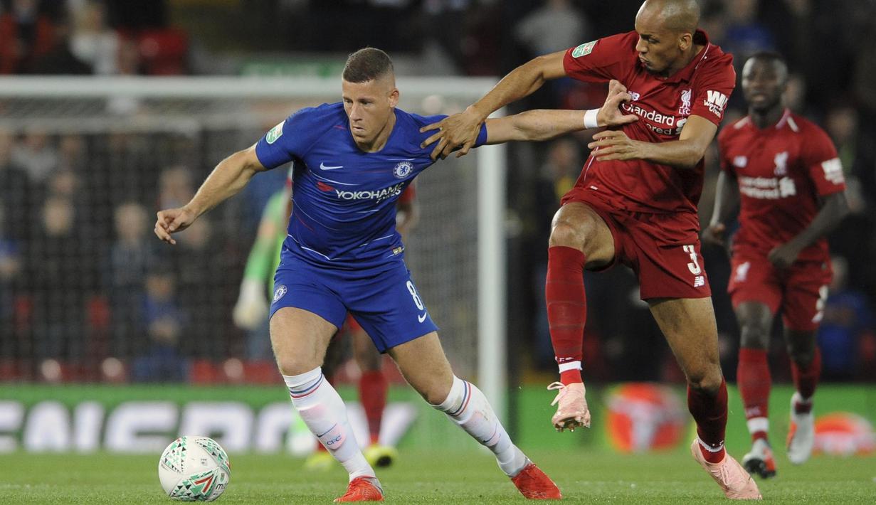 Gelandang Chelsea, Ross Barkley, berebut bola dengan gelandang Liverpool, Fabinho, pada laga Piala Liga Inggris di Stadion Anfield, Rabu (26/9/2018). Liverpool takluk 1-2 dari Chelsea. (AP/Rui Vieira)