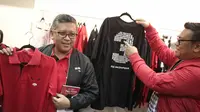 Sekjen DPP PDIP Hasto Kristiyanto menunjukkan kaus saat peluncuran official store atribut PDI Perjuangan di Jakarta, Senin (21/1). PDIP meluncurkan RedMe sebagai official store atribut PDIP pada Pemilu 2019. (Liputan6.com/Faizal Fanani)