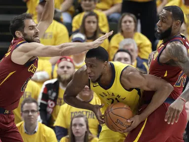 Pemain Indiana Pacers, Thaddeus Young (tengah) mencoba melewati adangan pemain Cleveland Cavaliers pada game keenam playoffs NBA basketball di Bankers Life Fieldhouse, Indianapolis, (27/4/2018). Pacers menang 121-87. (AP/Darron Cummings)