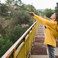 illustrasi wanita bermain hujan copyright/freepik