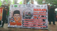 Serikat Pekerja Seluruh Indonesia (SPSI) Kota Bandung berunjuk rasa di depan Balai Kota Bandung, menuntut kenaikan UMK naik 6,35 Persen Rabu, 24 November 2022.