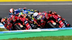 Pebalap Ducati Lenovo, Francesco Bagnaia (kiri)&nbsp;memacu motornya saat MotoGP Australia 2022 yang berlangsung di Sirkuit Phillip Island pada Minggu (16/10/2022) pagi WIB. (AFP/Paul Crock)