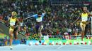Sprinter Jamaika, Elaine Thompson (kanan), memenangi medali emas lari 100m putri Olimpiade Rio 2016 di Olympic Stadium, Rio de Janeiro, Brasil, (13/8/2016). (Reuters/Lucy Nicholson)