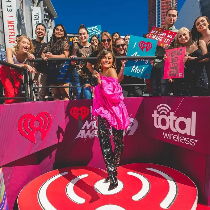 Tampilan Agnez Mo saat menghadiri iHeartRadio Awards 2019