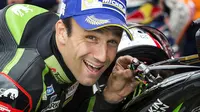 Johann Zarco rayakan keberhasilan menjadi yang tercepat pada kualifikasi MotoGP Belanda, Sabtu (24/6/2017). (AFP/Vincent Jannink)