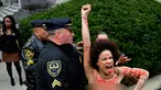 Pengunjuk rasa wanita mendatangi sidang kekerasan seksual komedian Bill Cosby di Gedung Pengadilan Montgomery, Pennsylvania, Amerika Serikat, Senin (9/4). Wanita itu ditahan karena tampil topless. (AP Photo/Corey Perrine)