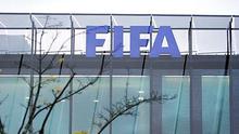 Logo FIFA dari markas besarnya di Zurich, Swiss. Foto diambil pada 20 Oktober 2010 jelang biding Piala Dunia 2018 dan 2022.AFP PHOTO/SEBASTIAN DERUNGS
