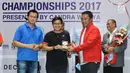 Peman ganda putri Indonesia, Apriani Rahayu (kedua kiri) menerima penghargaan atlet bulu tangkis berprestasi versi CWIBC di Candra Wijaya Internasional Badminton Centre, Tangerang, Selasa (19/12). (Liputan6.com/Helmi Fithriansyah)