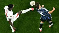 Hujan Tekel dan Nol Gol di Babak Pertama Inggris vs Argentina