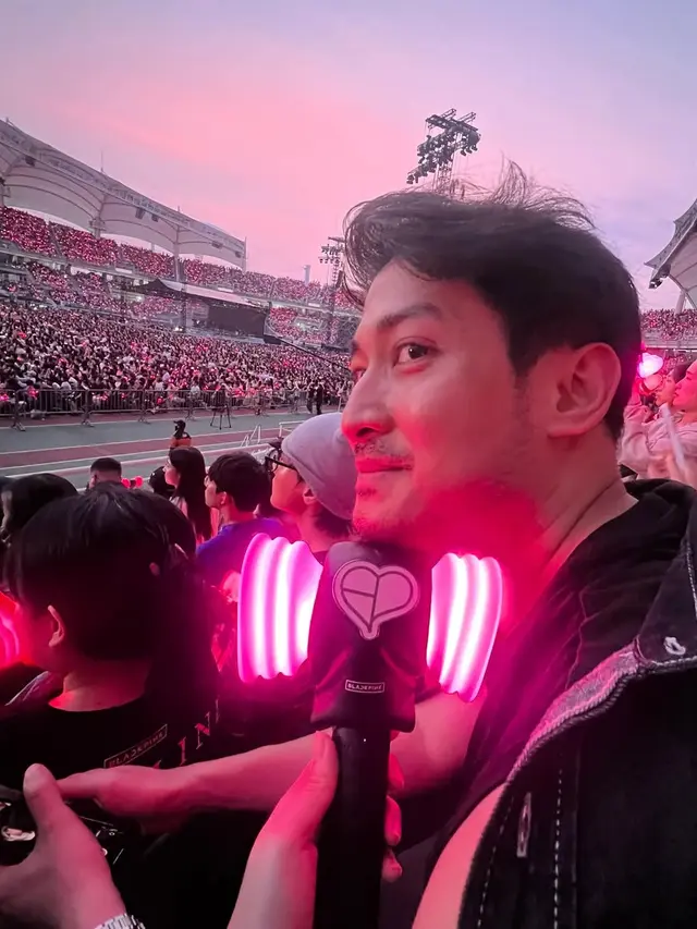 Outfit Kasual 8 Artis Indonesia Nonton Konser BLACKPINK di Korea Selatan