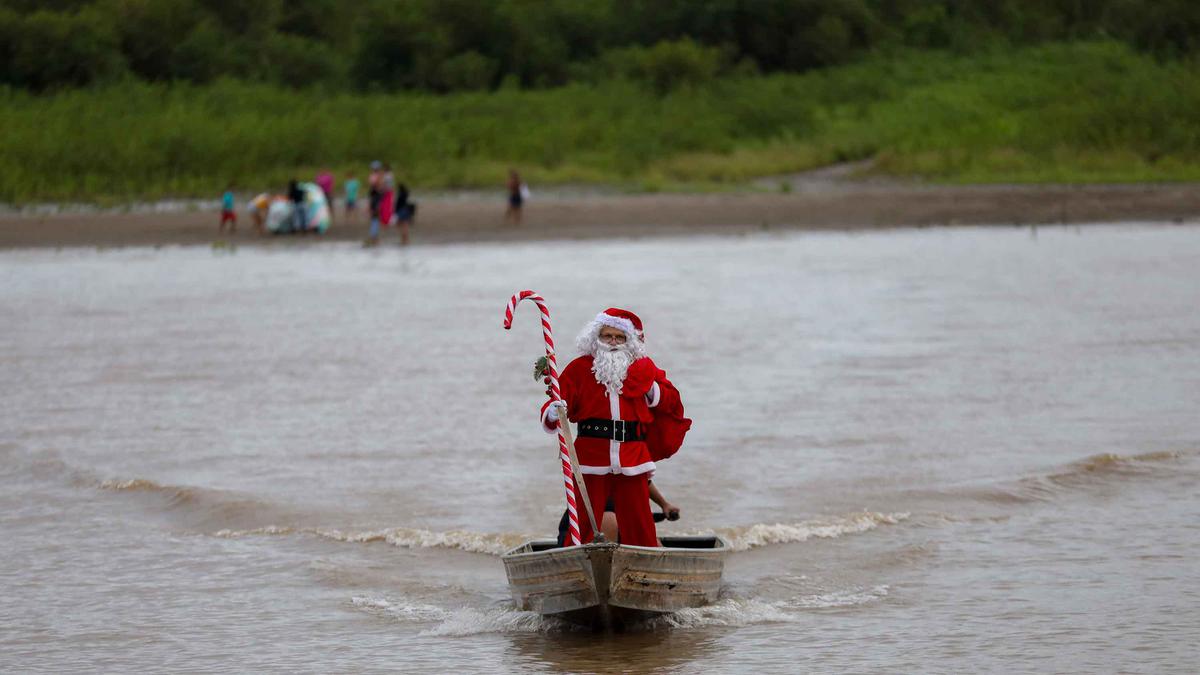 Susuri Sungai Hutan Amazon, Sinterklas di Brasil Bagikan Kebahagiaan Natal dan Kado ke Anak-anak